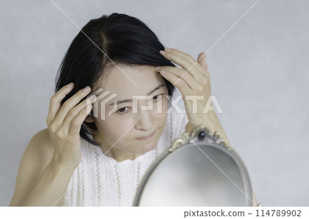 關注髮際線、額頭皺紋的中年女性 114789902
