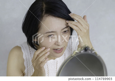 關注髮際線、額頭皺紋的中年女性 114789903