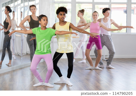 African American teenage pair training in ballet studio 114790205
