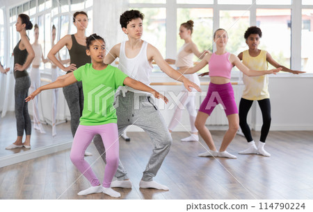 Teenage boy and girl rehearsing ballet choreography 114790224