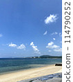 Okinawa's quiet sea and blue sky 114790252
