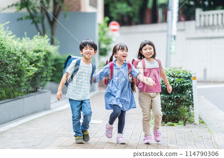 小學生和他們的朋友一起去學校。 小學生和他們的朋友一起去學校。 114790306