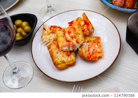 Image of a snack of bread with tomatoes. 114790386