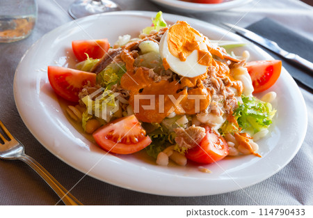 Xatonada salad - Catalan cuisine Xatonada salad - Catalan cuisine 114790433