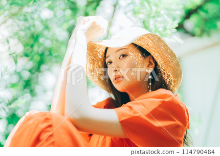 投入在草帽的少婦 114790484