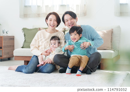 一家四口微笑著看著鏡頭 一家四口微笑著看著鏡頭 114791032