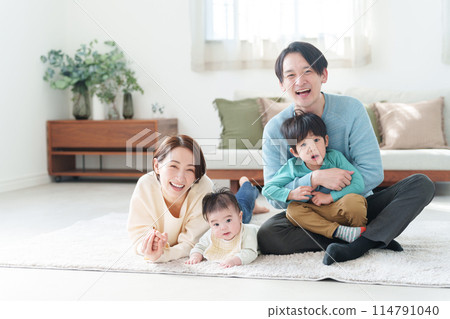 微笑的四口之家人 114791040