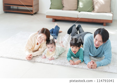 微笑的四口之家人 114791041