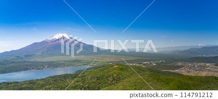 [Aerial view] A spectacular panorama of Lake Yamanaka and Mt. Fuji in early summer 114791212
