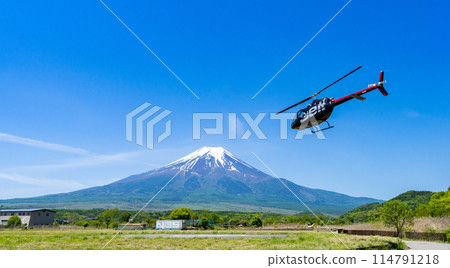 【新綠色】富士山與直升機的風景 114791218