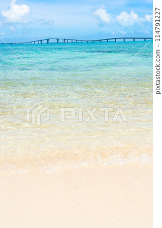 宮古島的壯麗景色：伊良部大橋和藍色的大海 114791227