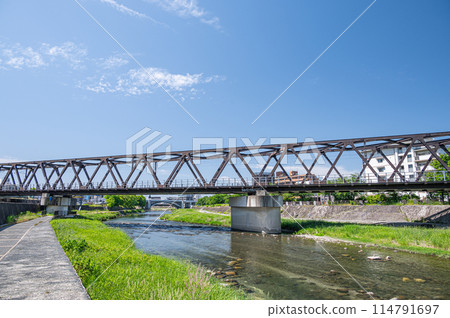 Early summer scenery of the Kamo River in Kyoto Early summer scenery of the Kamo River in Kyoto 114791697