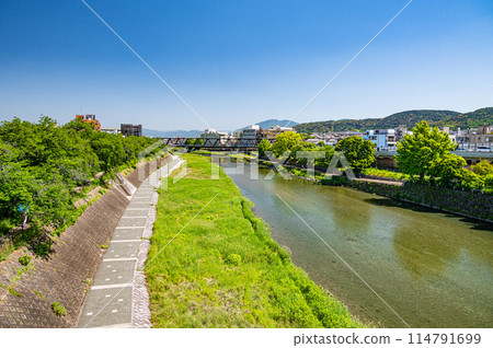初夏的京都鴨川風景 初夏的京都鴨川風景 114791699