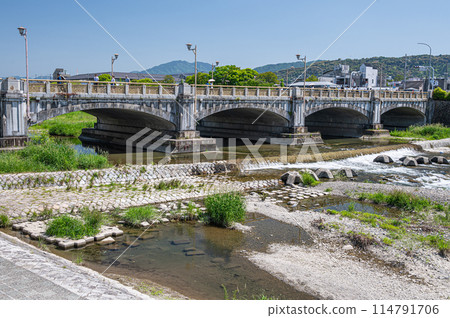 初夏京都鴨川七座大橋附近的風景 114791706