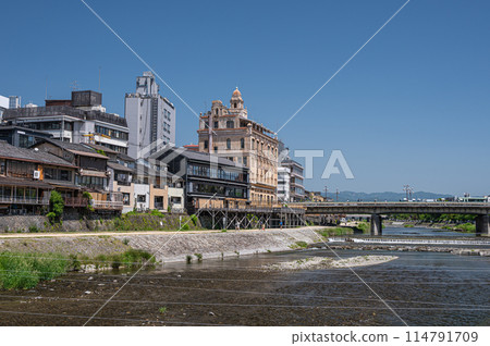 Early summer scenery of the Kamo River in Kyoto near Shijo Ohashi Bridge 114791709