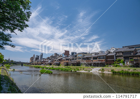 初夏京都鴨川風景、四條大橋上游側 114791717