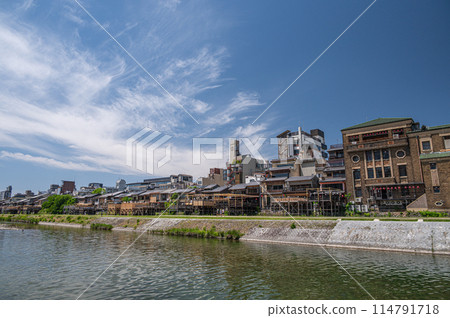 Early summer scenery of the Kamo River in Kyoto, upstream of Shijo Ohashi Bridge 114791718