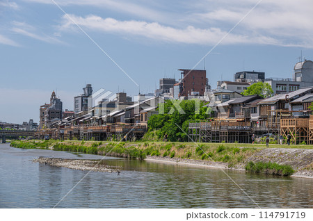 初夏京都鴨川風景、四條大橋上游側 114791719