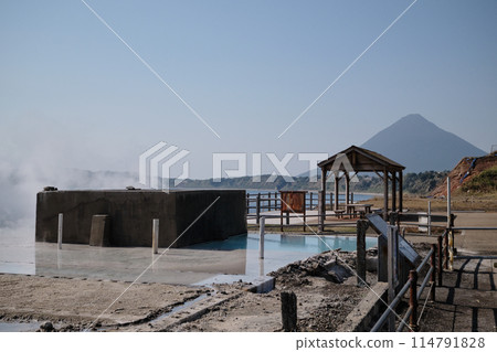 冒煙的山川鹽廠遺址景色 冒煙的山川鹽廠遺址景色 114791828