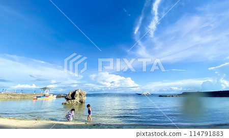 Children playing in the sea 114791883