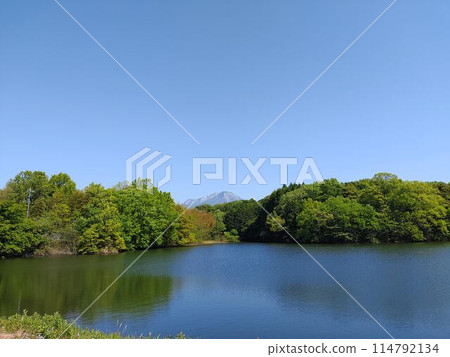 Tottori Prefecture's famous mountain Mt. Daisen and the scenery reflected on the lake in summer Tottori Prefecture's famous mountain Mt. Daisen and the scenery reflected on the lake in summer 114792134