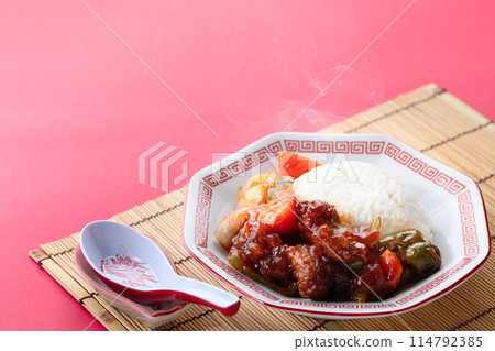 Sweet and sour pork rice (sweet and sour pork rice) Chinese food 114792385