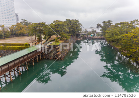高松市玉藻公園的雨景 114792526