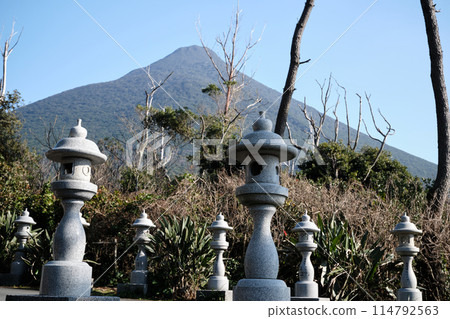 Stone lantern and the scenery of Mt. Kaimon Stone lantern and the scenery of Mt. Kaimon 114792563
