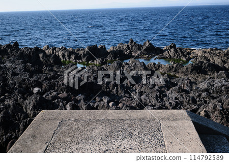 Rope-like basalt rolling in the sea Rope-like basalt rolling in the sea 114792589