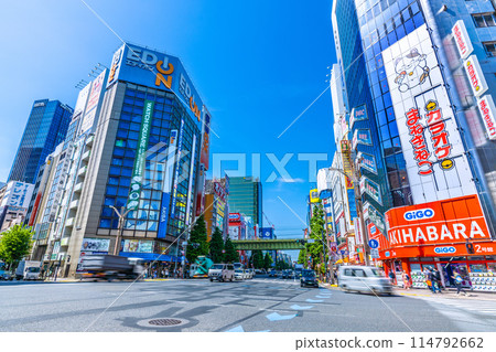 日本東京城市景觀五月。擠滿外國遊客的秋葉原站的景色... = 17日 日本東京城市景觀五月。擠滿外國遊客的秋葉原站的景色... = 17日 114792662