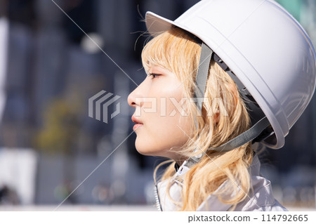 穿著工作服在建築工地工作的女商人 114792665