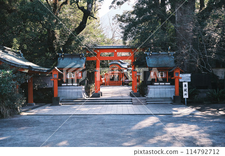 樹木環繞的平文神社風景 樹木環繞的平文神社風景 114792712