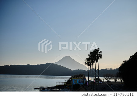 The silhouette of Lake Ikeda overlooking Mount Kaimon The silhouette of Lake Ikeda overlooking Mount Kaimon 114793111