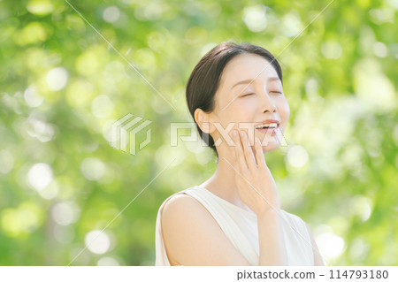 一個女人在新鮮的綠色植物中放鬆 114793180