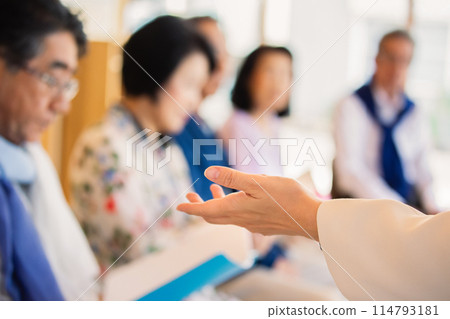 舉辦研討會的女商人的手 114793181