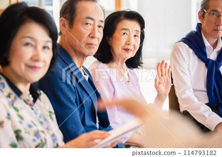 參加資訊發布會的老人 114793182