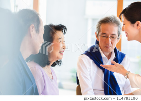 Seniors participating in the information session 114793190