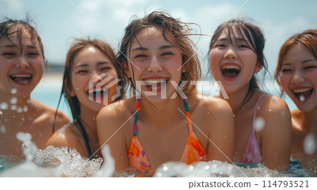 日本婦女在泳池玩耍 日本婦女在泳池玩耍 114793521