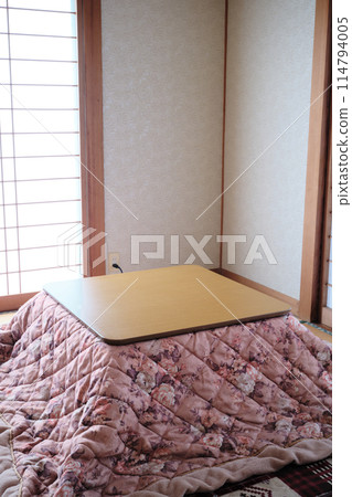 Kotatsu in a Japanese-style room 114794005