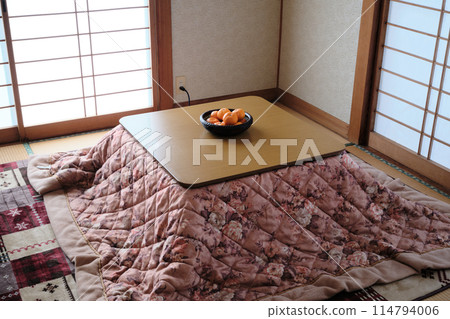 A warm kotatsu in a Japanese-style room and plenty of mandarin oranges 114794006