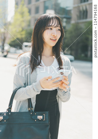business woman commuting 114794168