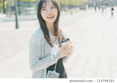 拿著熱咖啡的職業婦女 114794183