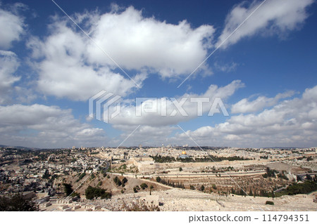 Panorama of Jerusalem from the Mount of Olives to the old city, Israel 114794351