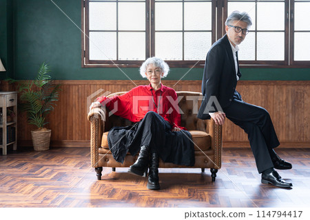 Stylish fashion senior couple 114794417