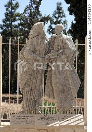 Meeting of Pope Paul VI. and Athenagoras statue in front the Basilica of the Annunciation, Nazareth, Israel 114794589