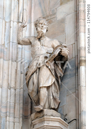 Statue of Saint on the facade of the Milan Cathedral, Duomo di Santa Maria Nascente, Milan, Lombardy, Italy 114794608