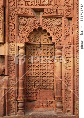 Stone carving on Qutub Minar, Delhi, India Stone carving on Qutub Minar, Delhi, India 114794742