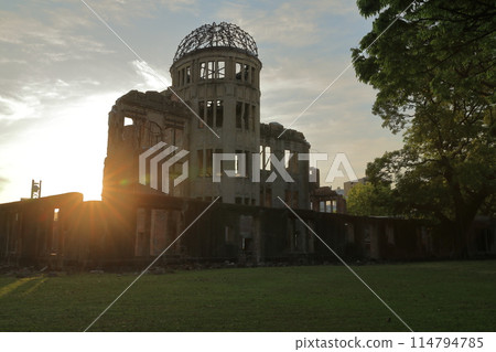 Scenery of the sun setting behind the Hiroshima Atomic Bomb Dome 114794785