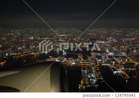 Tokyo night view from an airplane Tokyo night view from an airplane 114795045