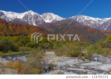 從白馬大橋眺望白馬三山和松川的秋景 114795131